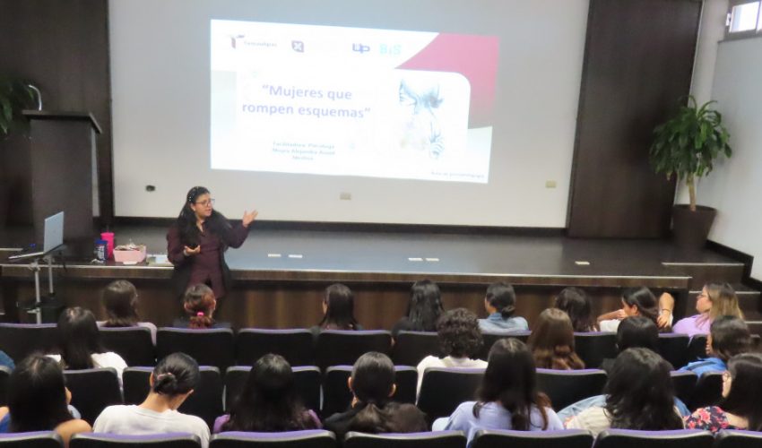 La Conferencia Magistral “Mujeres que Rompen Esquemas ”fue impartida a estudiantes de la UPV