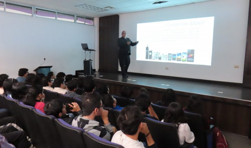 Interesante Conferencia sobre “Nomofobia” sustentó a estudiantes destacado Profesor investigador de la UPV