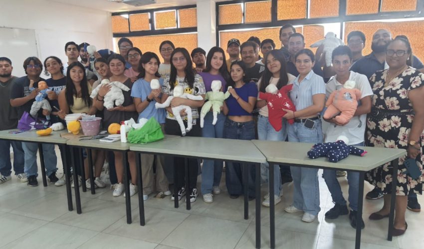 Fabrican estudiantes de la UPV 50 “muñecos bebés” didácticos para ser entregados a la Secundaria Número 54 de Victoria
