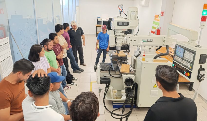 Estudiantes de ISA realizaron prácticas de Maquinado en Fresadora CNC de 3 ejes con la presencia de alumnos del CBTIS 271, como parte de la vinculación que se tiene con dicha institución para el uso de sus equipos.